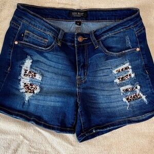 Judy Blue Leopard Patch Distressed Denim Shorts Size L Dark‎ Wash Stretch